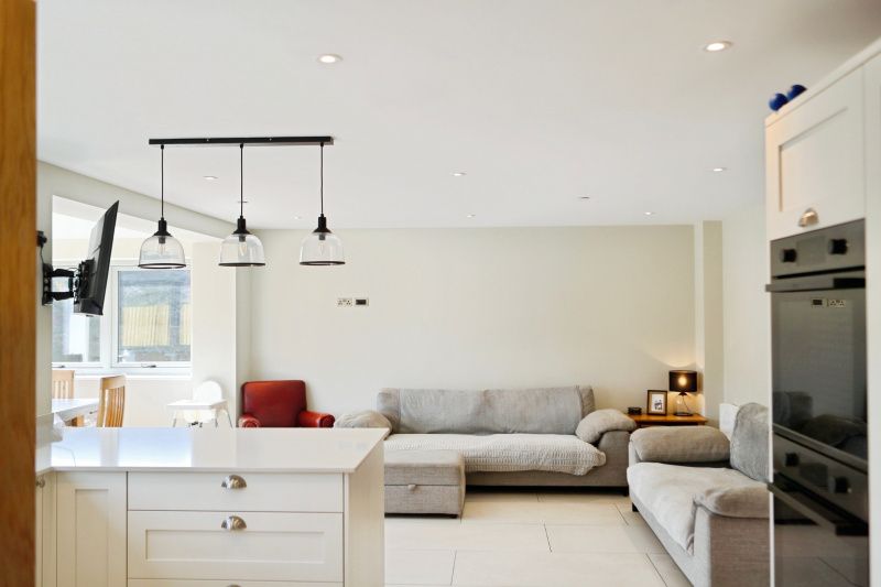 Property photo 3 of 18 Generous Modern Detached Family Home