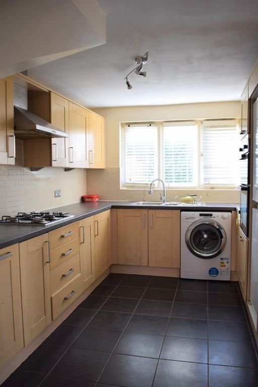 Property photo 2 of 9 Kitchen