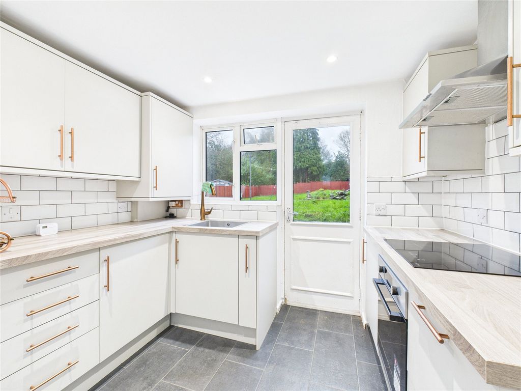 Property photo 3 of 10 Kitchen