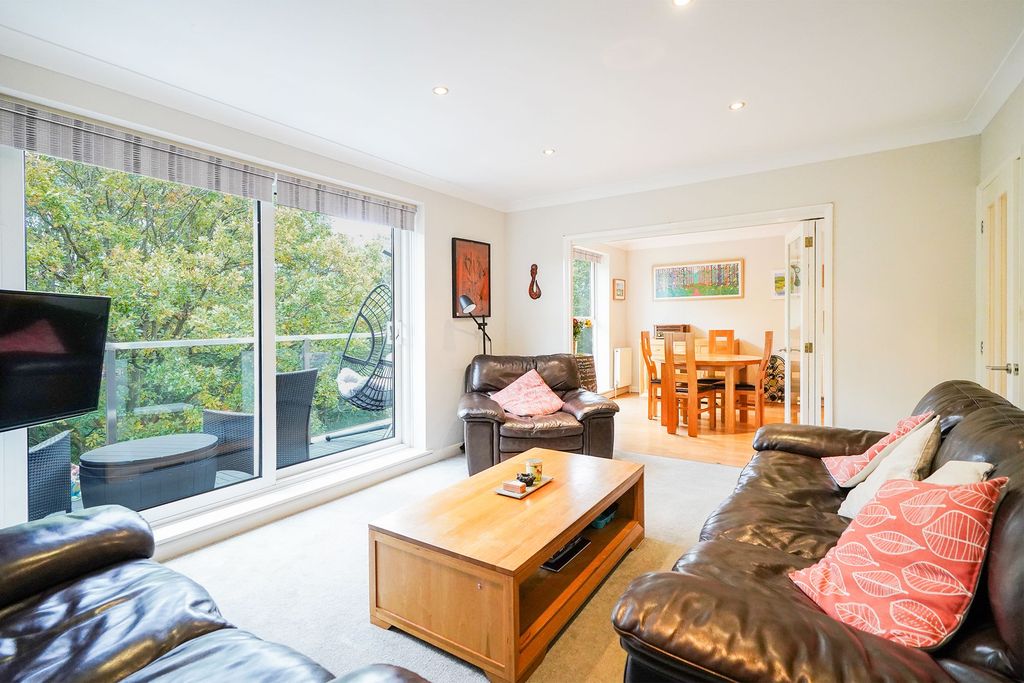 Property photo 3 of 26 Lounge