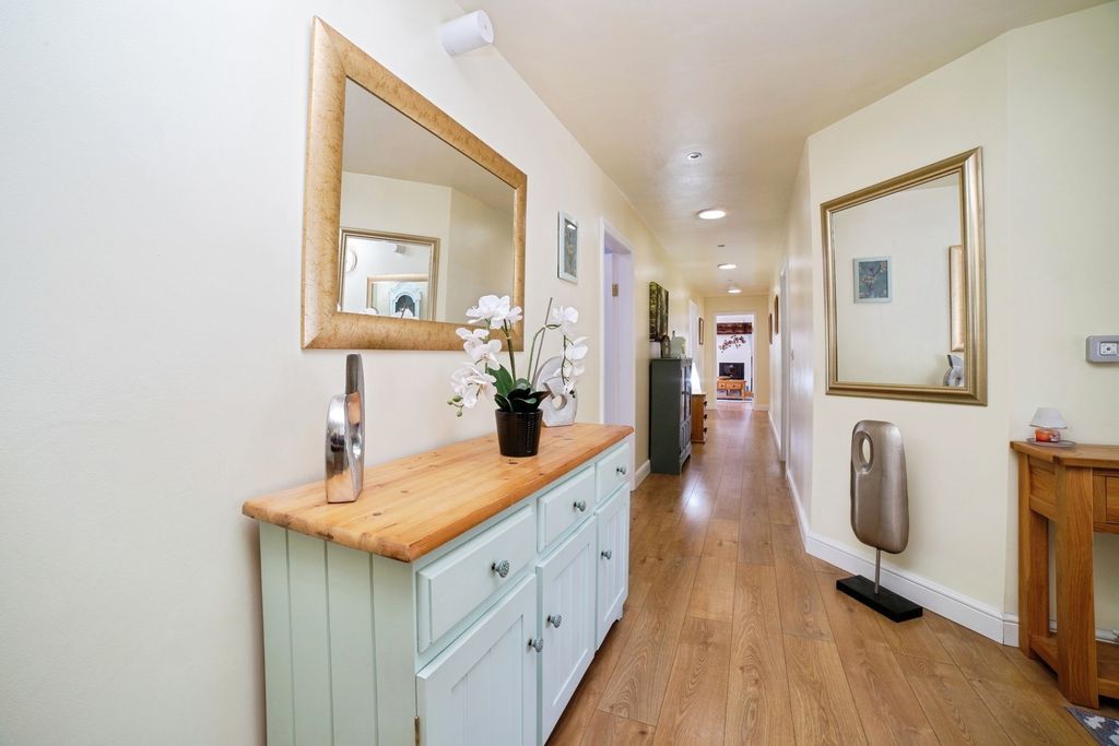Property photo 2 of 23 Entrance Hall
