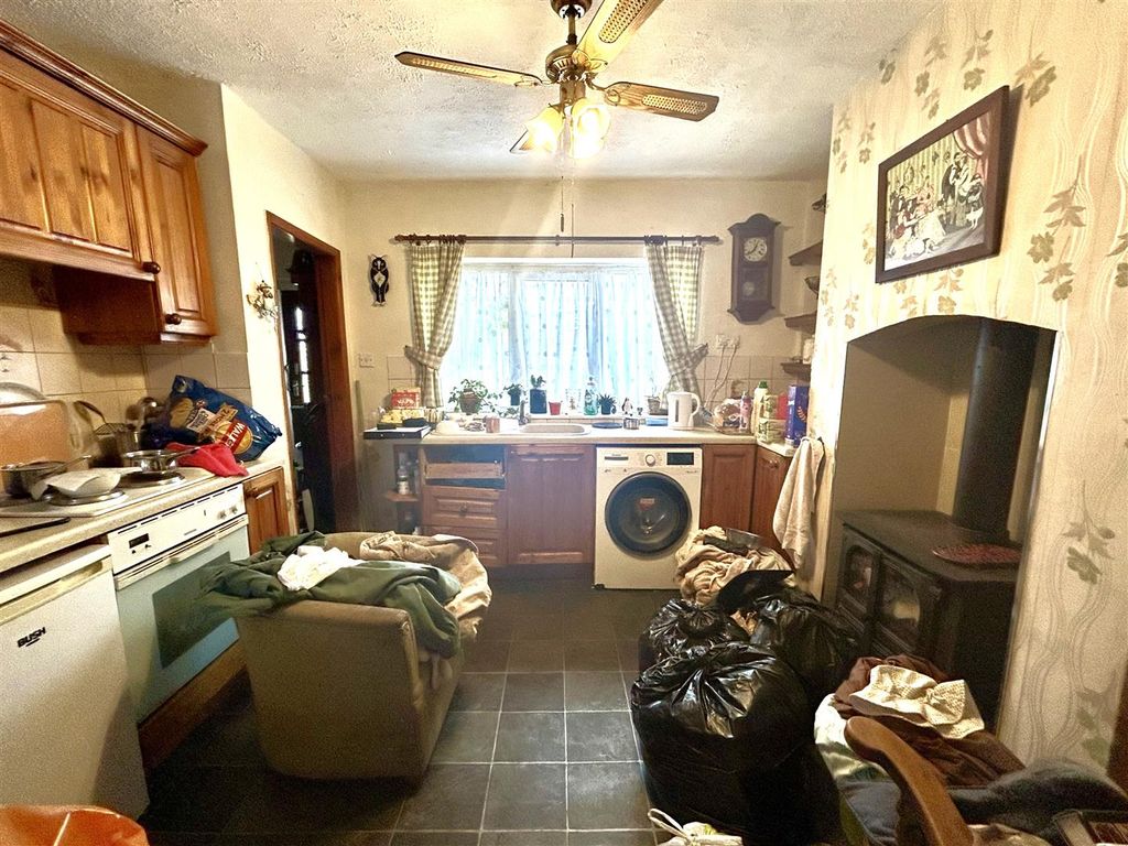 Property photo 3 of 11 Kitchen