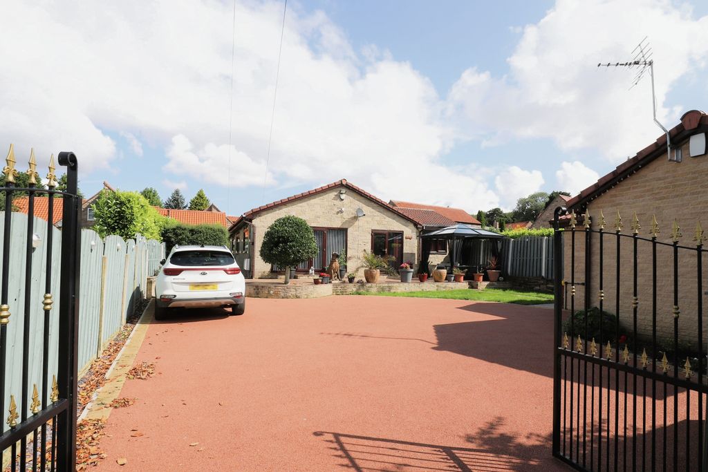 Property photo 1 of 40 External