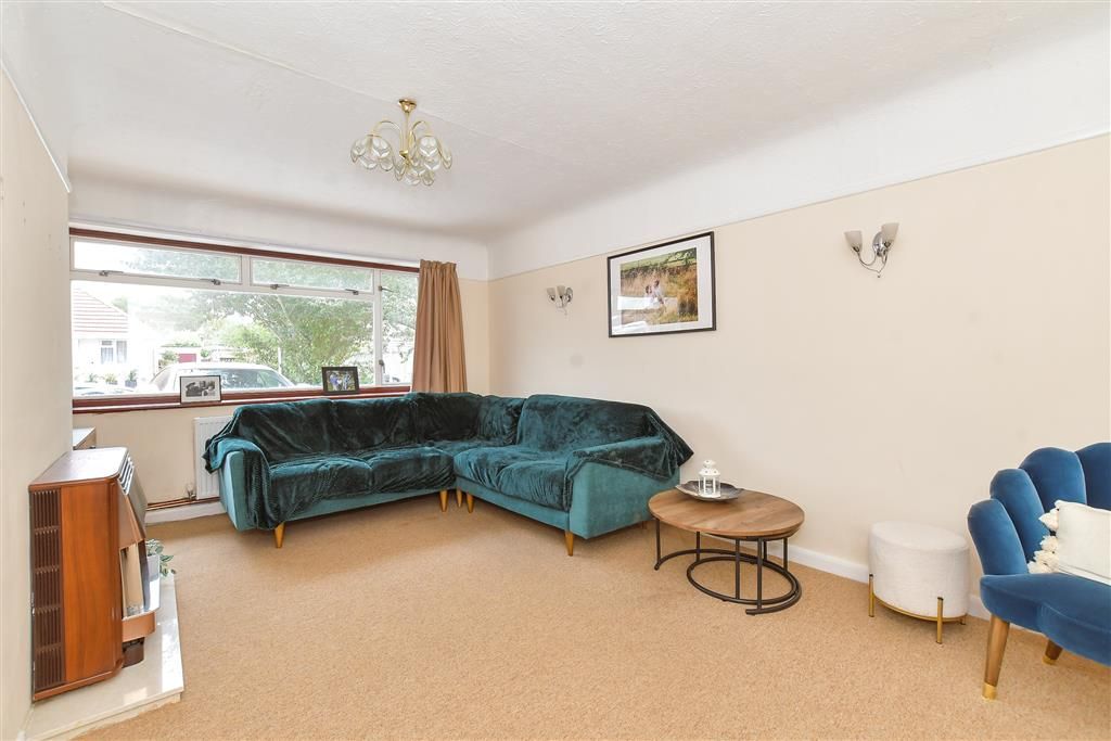 Property photo 3 of 13 Lounge