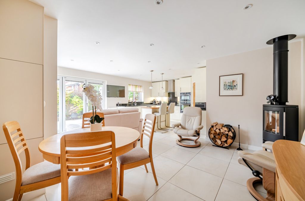 Property photo 2 of 12 1395259-13-695Faa...