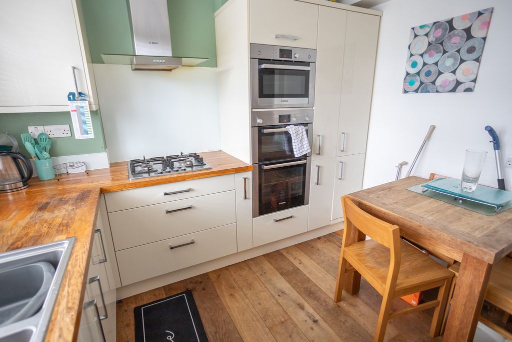 Property photo 3 of 8 Kitchen