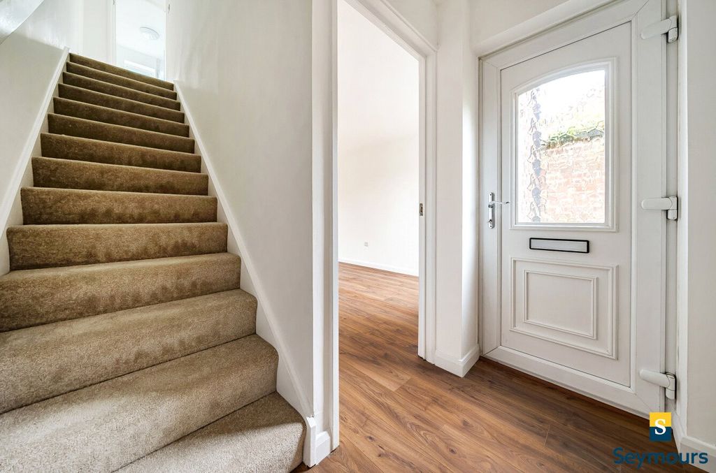 Property photo 3 of 17 Entrance Hallway