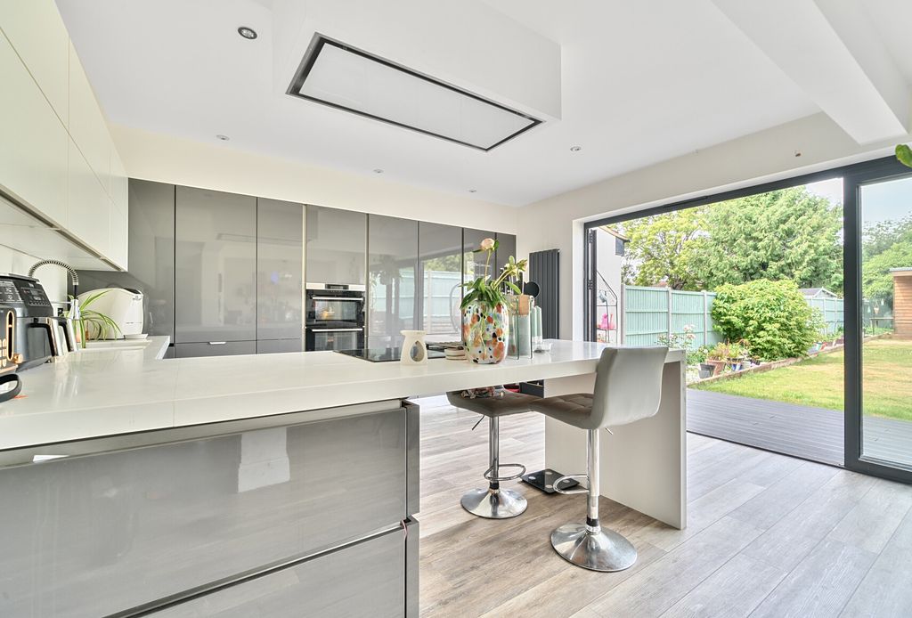 Property photo 1 of 12 1313549-4-6855800...