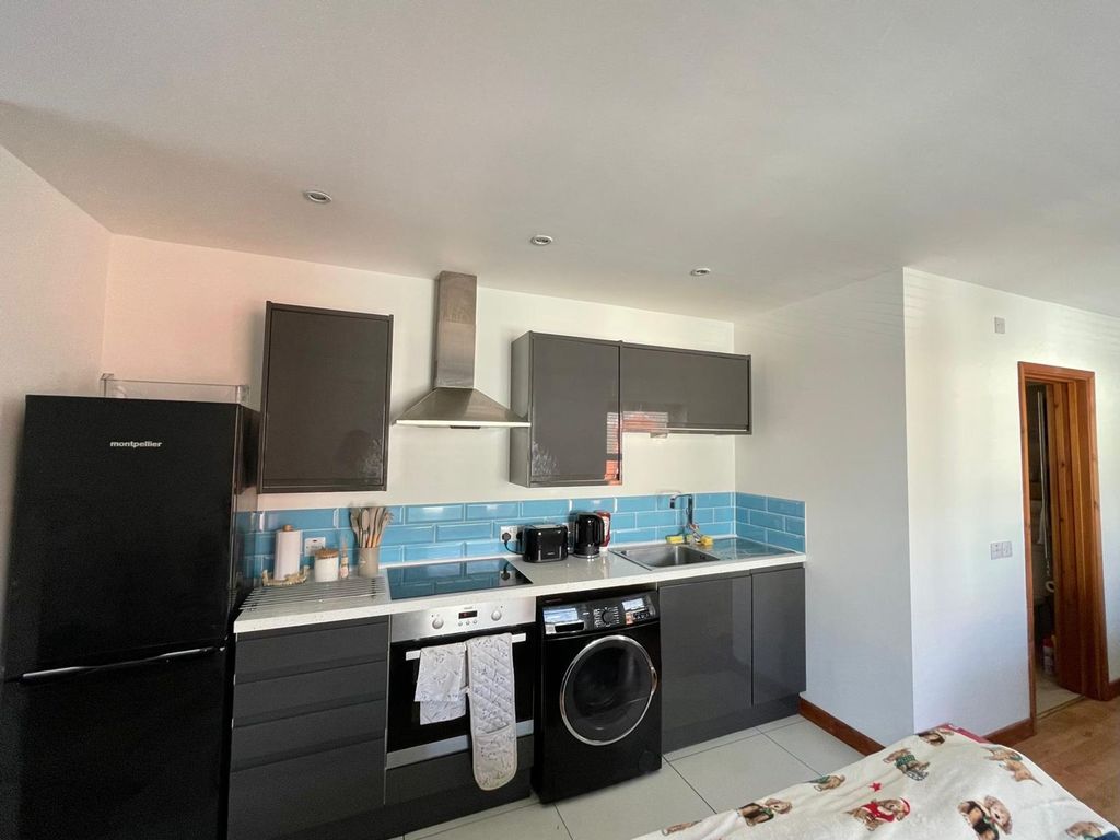 Property photo 3 of 4