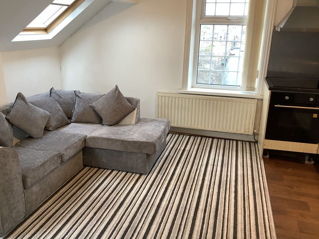 Property photo 3 of 12 Lounge