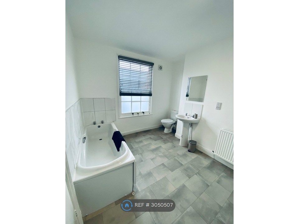 Property photo 2 of 11 Communal Bathroom