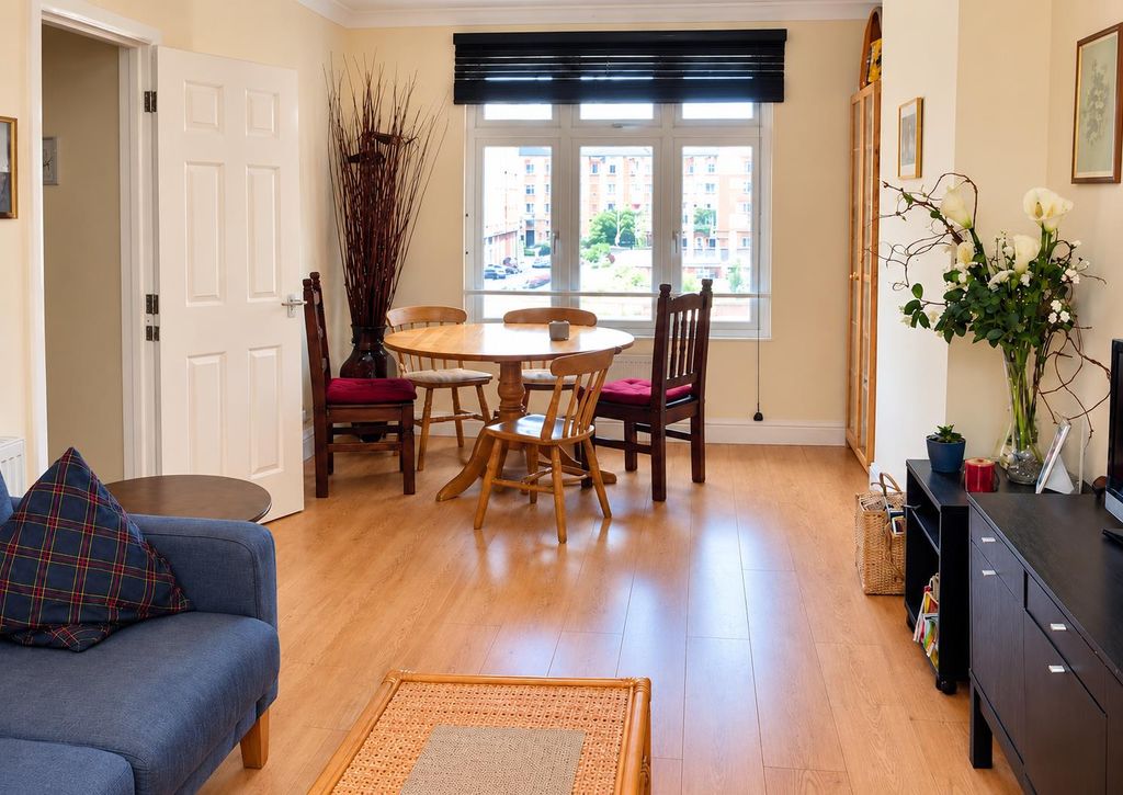Property photo 1 of 6 Bright Cosy Living And Dining Room.Png