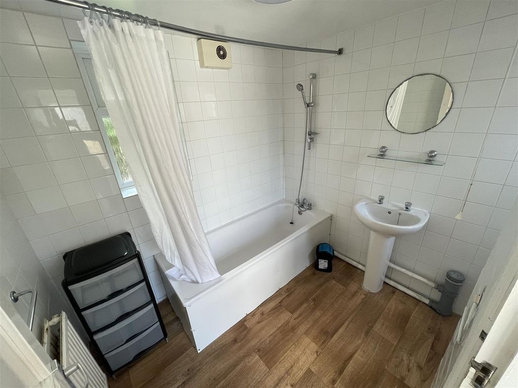 Property photo 3 of 9 Bathroom.Jpg