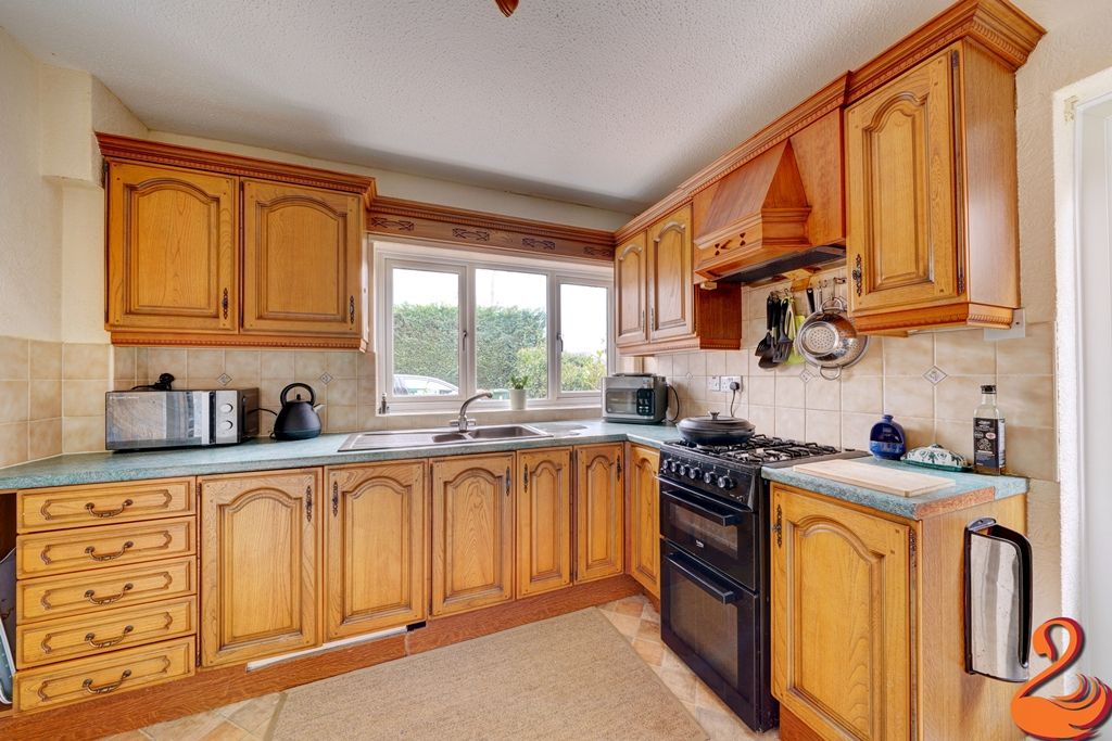 Property photo 2 of 18 Kitchen