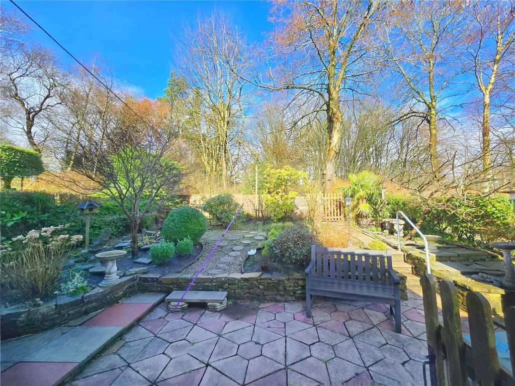 Property photo 3 of 24 Landscaped Gardens