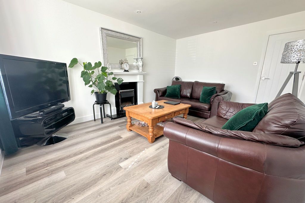 Property photo 3 of 15 Lounge