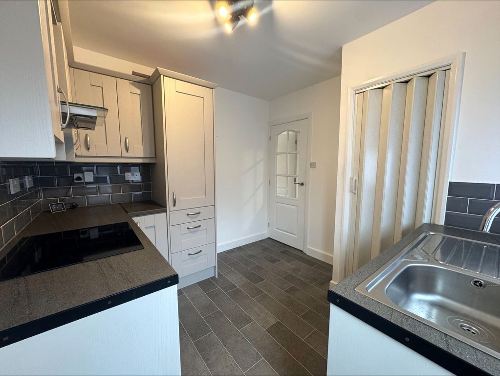 Property photo 3 of 10 Kitchen