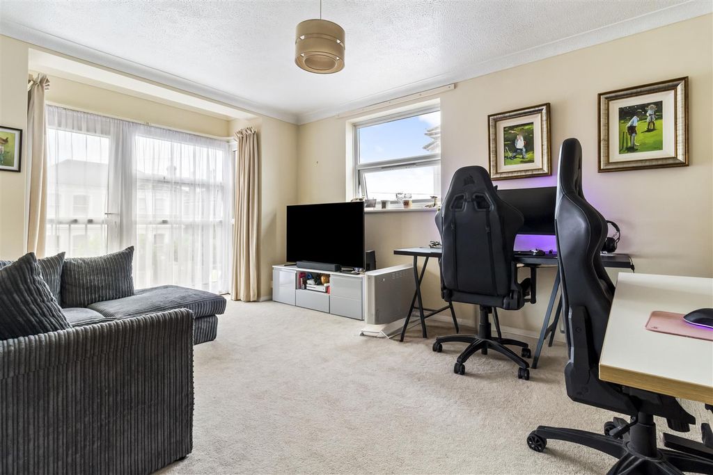 Property photo 2 of 11 4 Barons Court-008.Jpg
