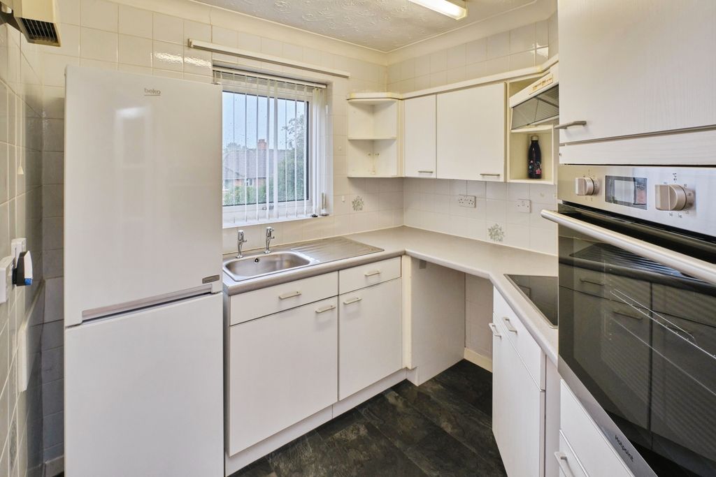 Property photo 3 of 14 Kitchen