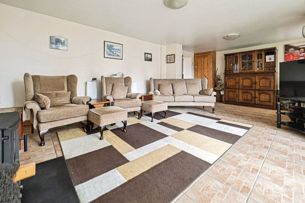 Property photo 3 of 27
