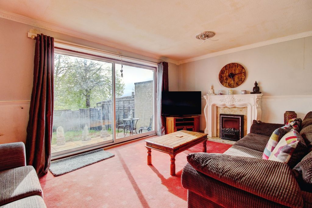 Property photo 2 of 17 Lounge