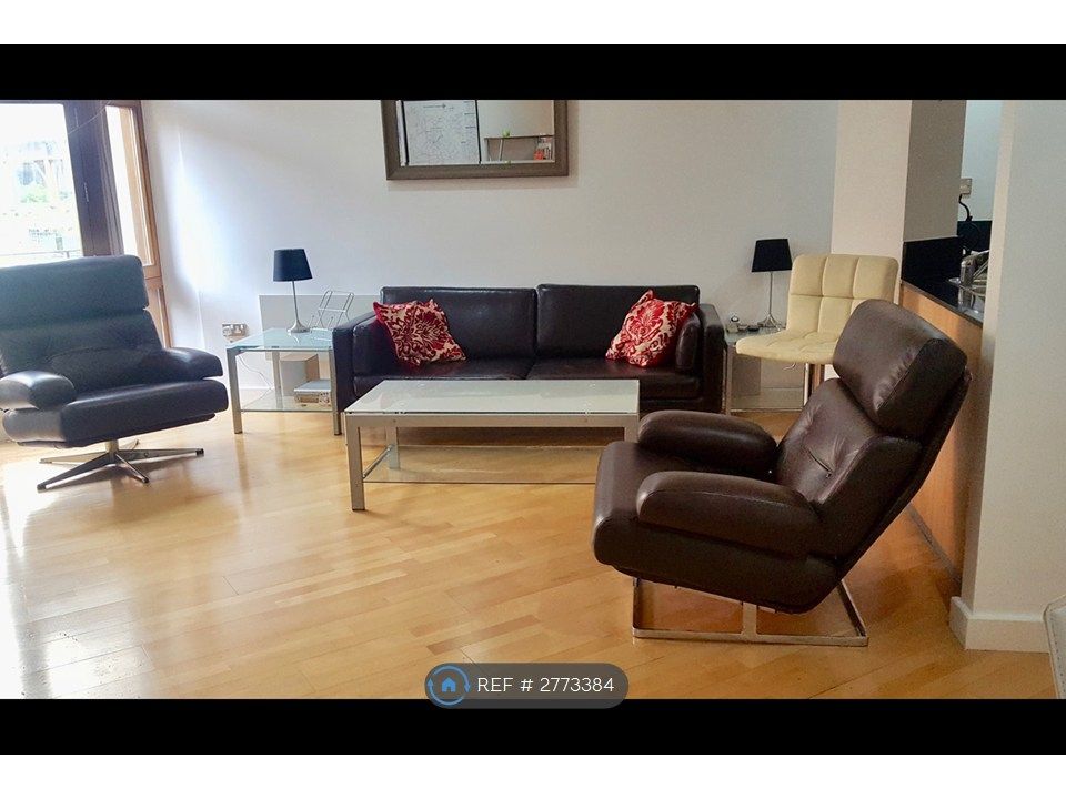 Property photo 3 of 18 Living Room