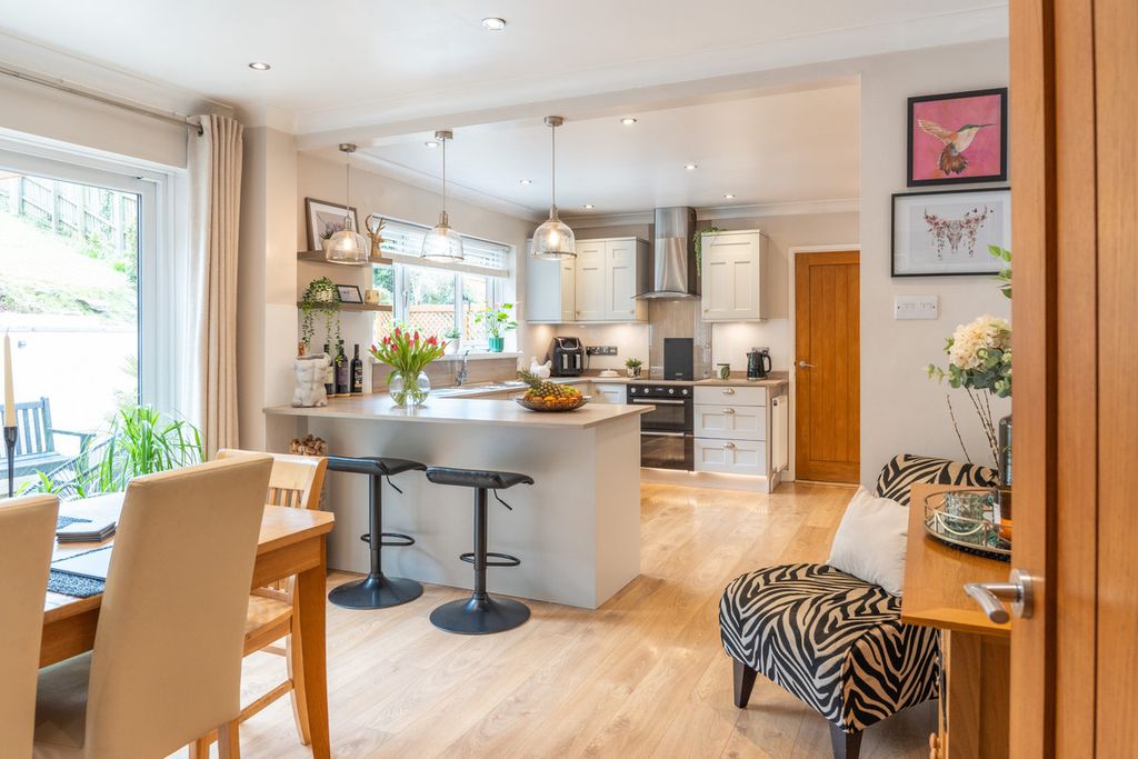 Property photo 2 of 25