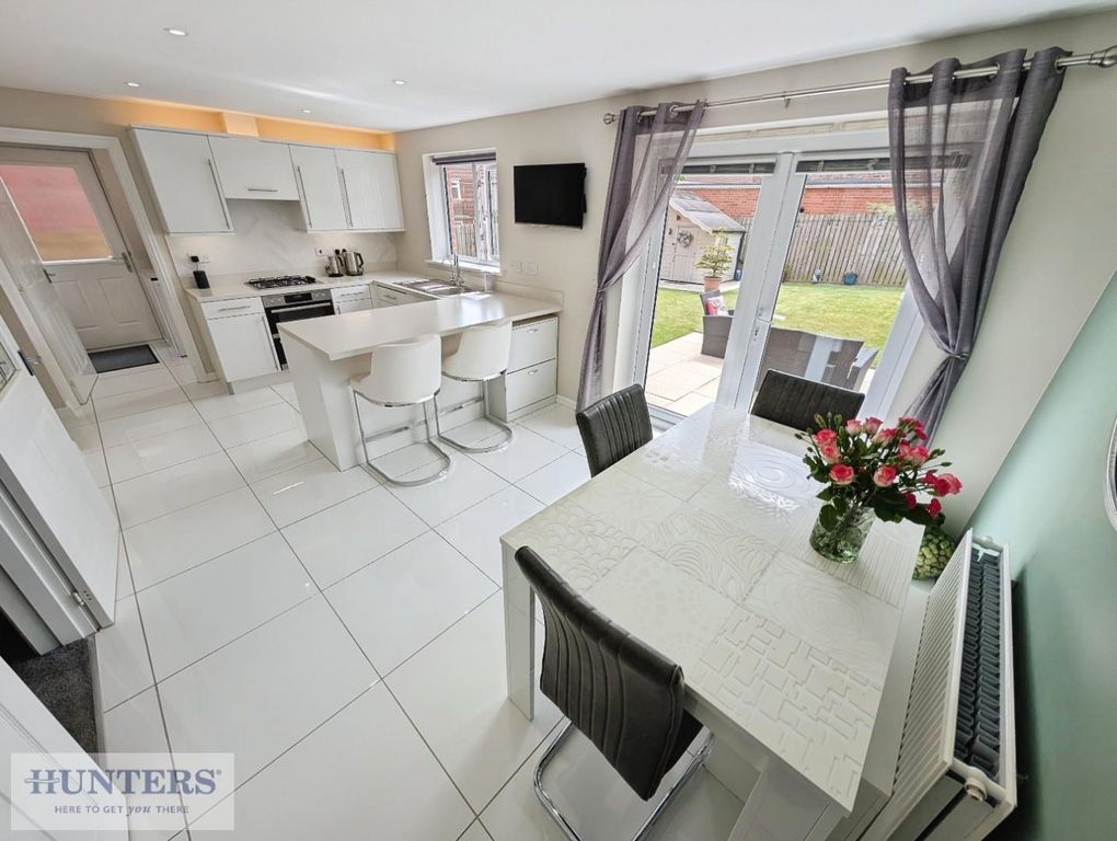 Property photo 2 of 21 Dining Kitchen