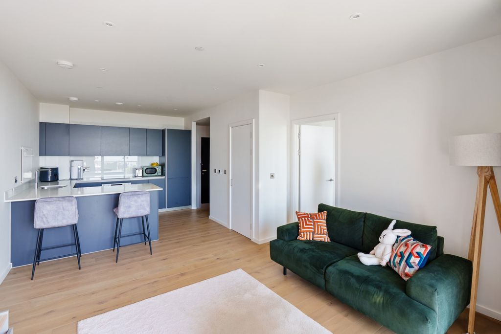 Property photo 2 of 15 4143604