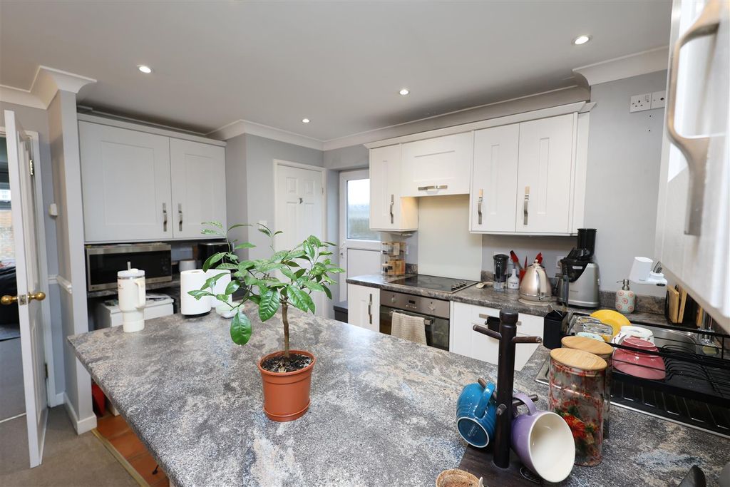 Property photo 3 of 18 Kitchen