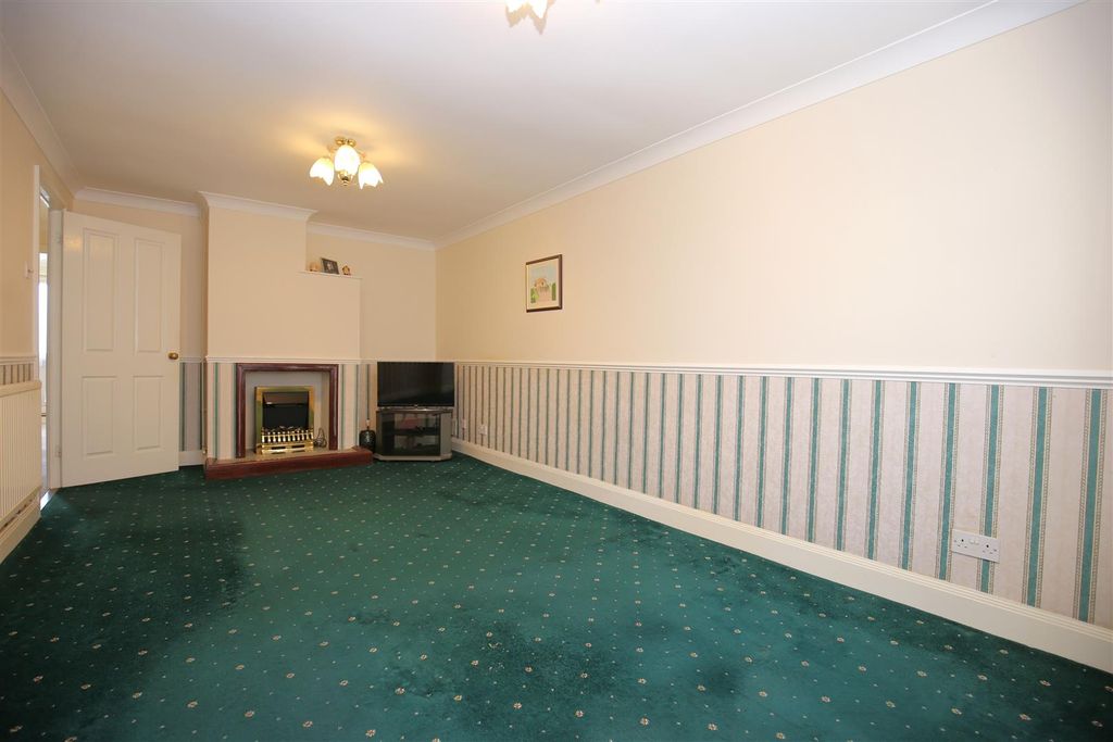Property photo 3 of 13 Lounge
