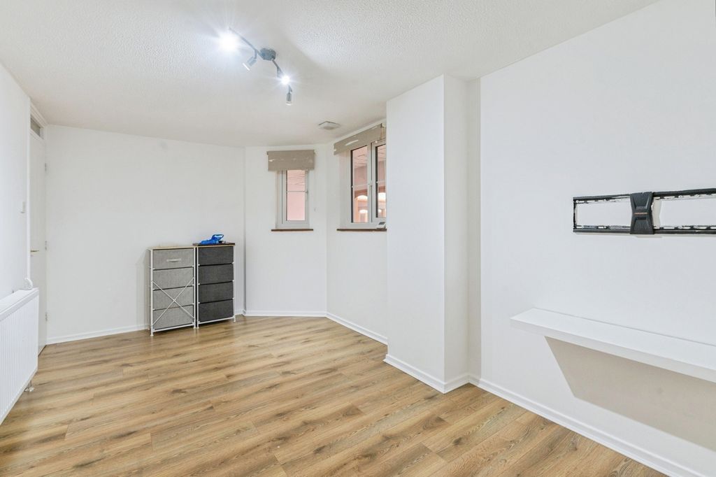 Property photo 3 of 16 Picture