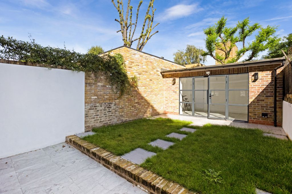 Property photo 2 of 25