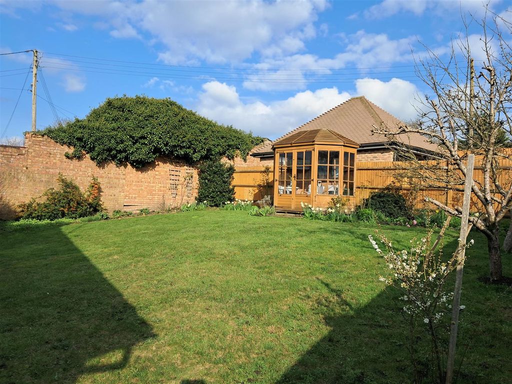 Property photo 3 of 19 Wellhurst Garden .Jpg