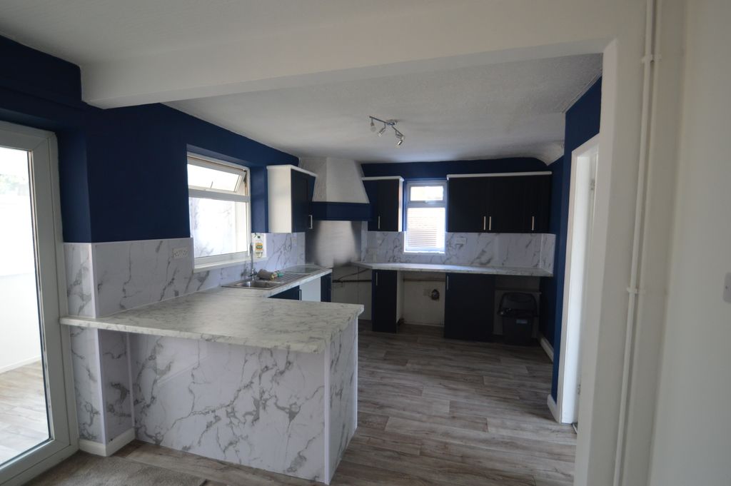 Property photo 3 of 9 Fitted Kitchen