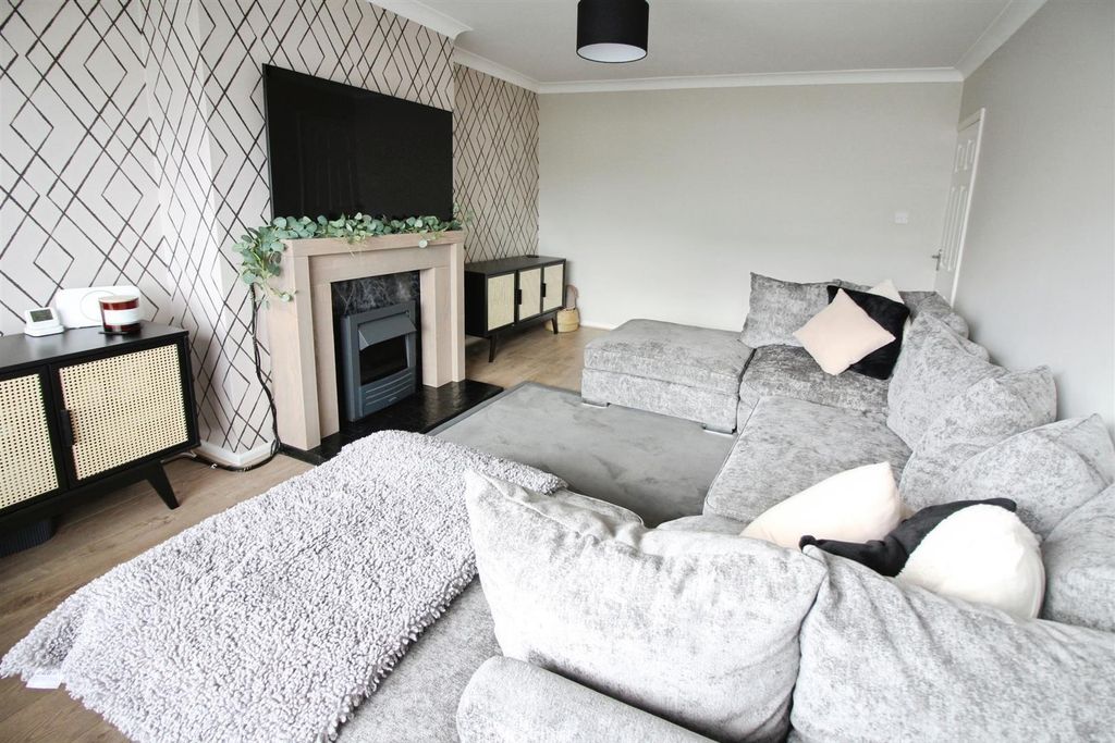 Property photo 3 of 21 Lounge