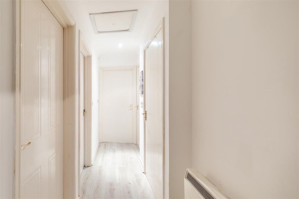 Property photo 3 of 18 8696247-Interior06.Jpg
