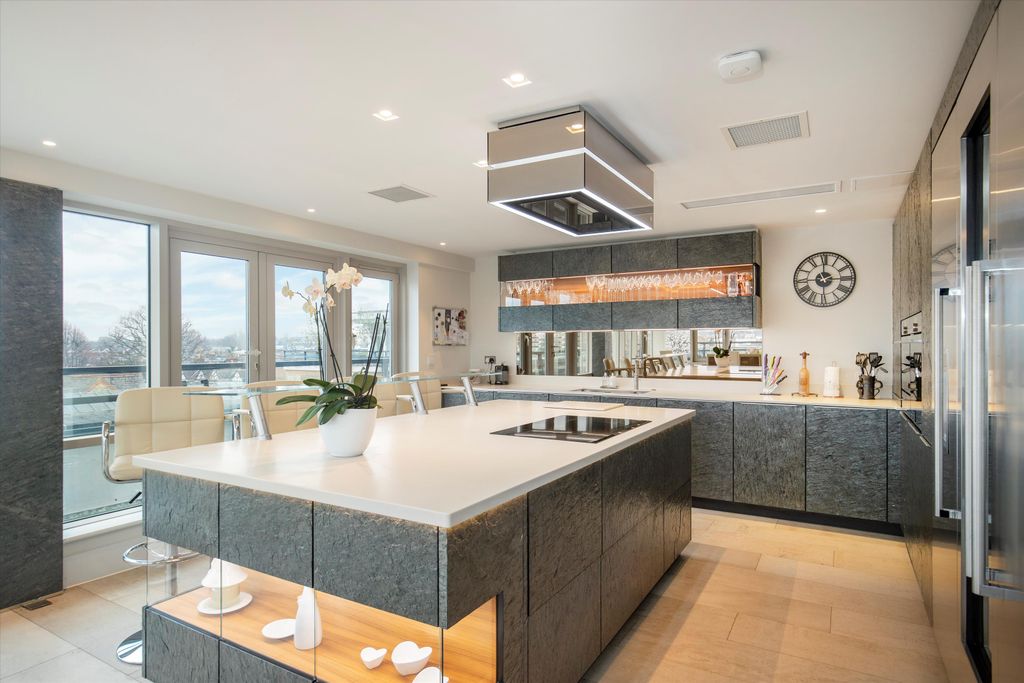 Property photo 2 of 17 Image