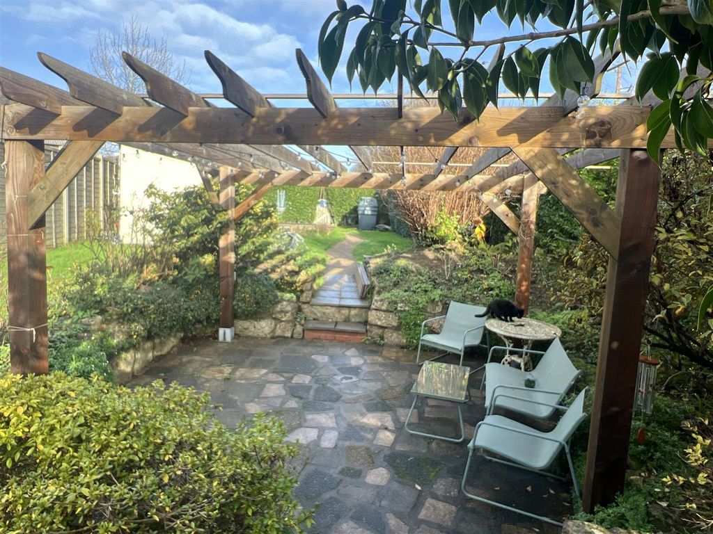 Property photo 2 of 31 Gardens