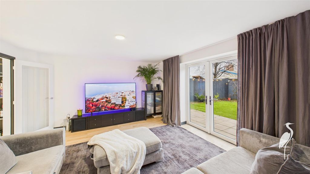 Property photo 2 of 24 Lounge