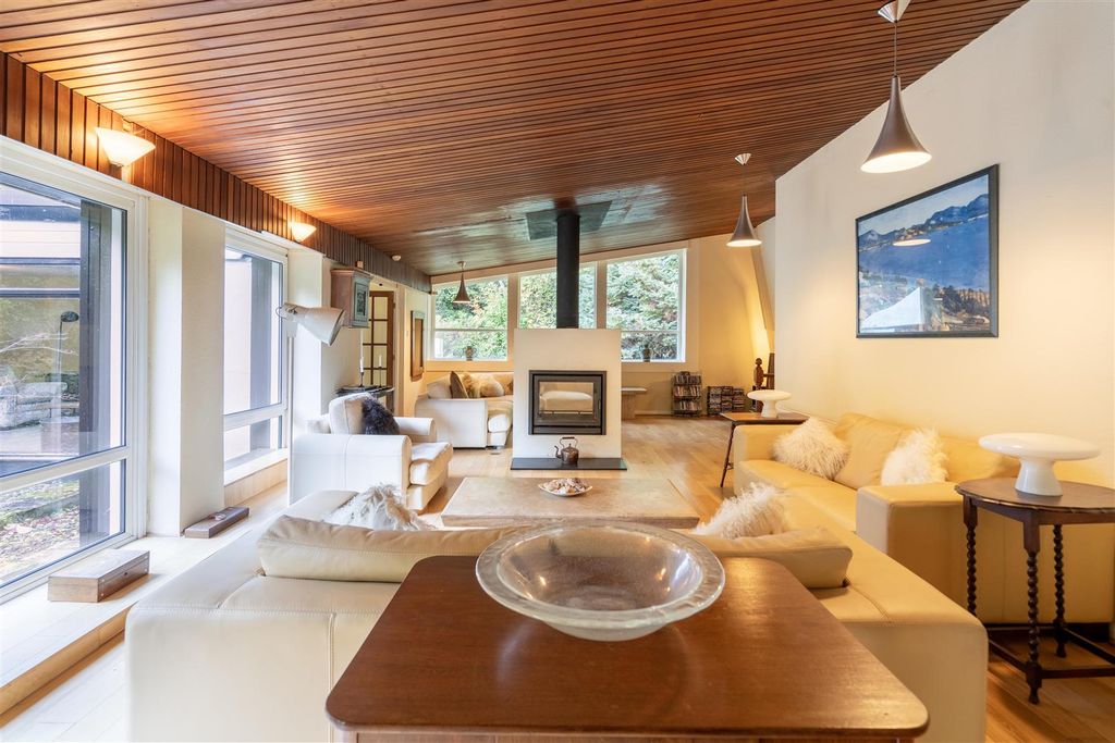 Property photo 2 of 14 Living Room