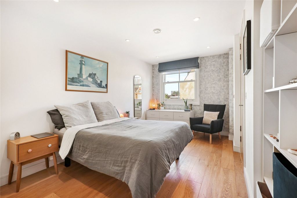 Property photo 3 of 14 Principal Bedroom