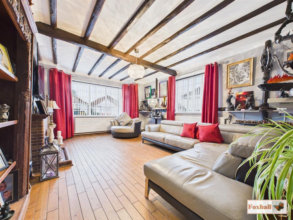 Property photo 3 of 25 Lounge