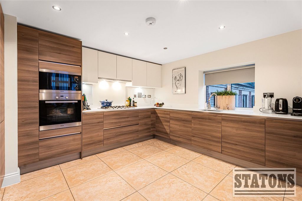 Property photo 2 of 18 Picture No. 37