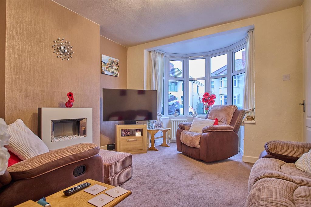 Property photo 2 of 12 Lounge