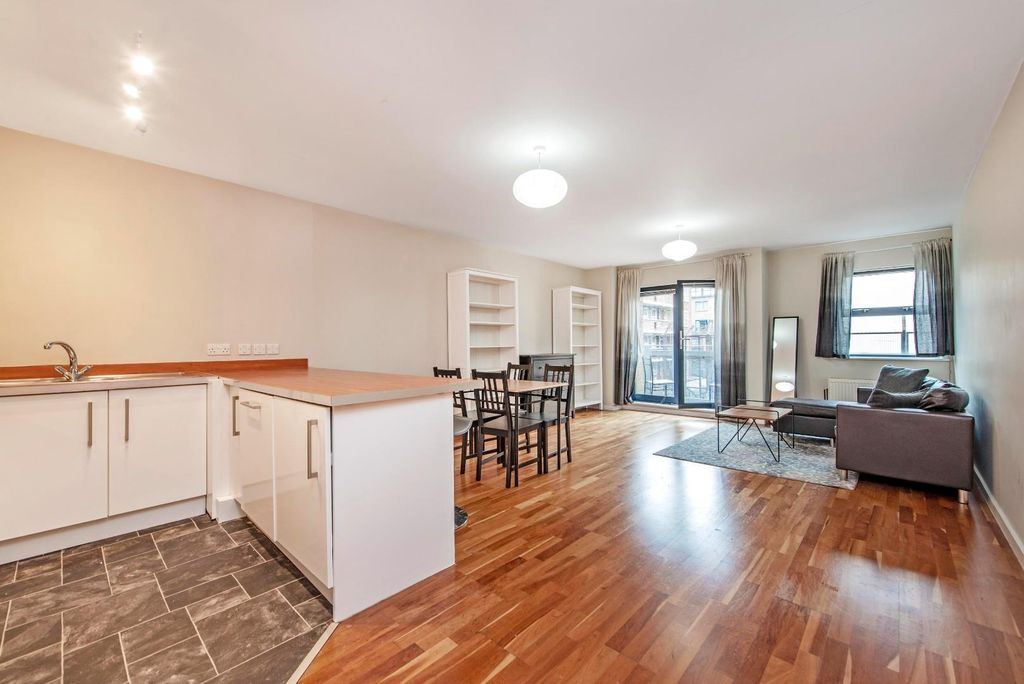 Property photo 2 of 15 30620_Hunters_Flat_3___10_Quaker_Street_20_Lo.Jpg