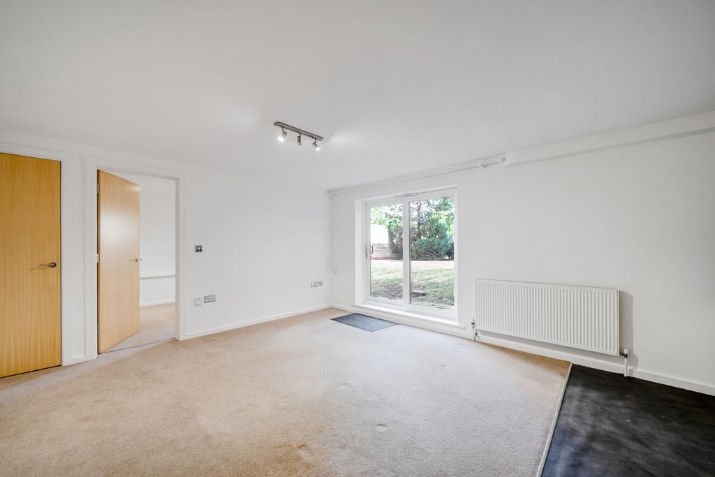Property photo 3 of 11 1509618-19-6A7Eef...