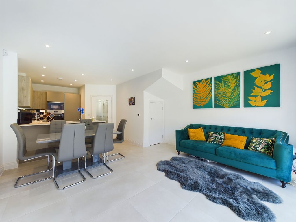 Property photo 2 of 19 Cam02136G0-Pr0018-Still021