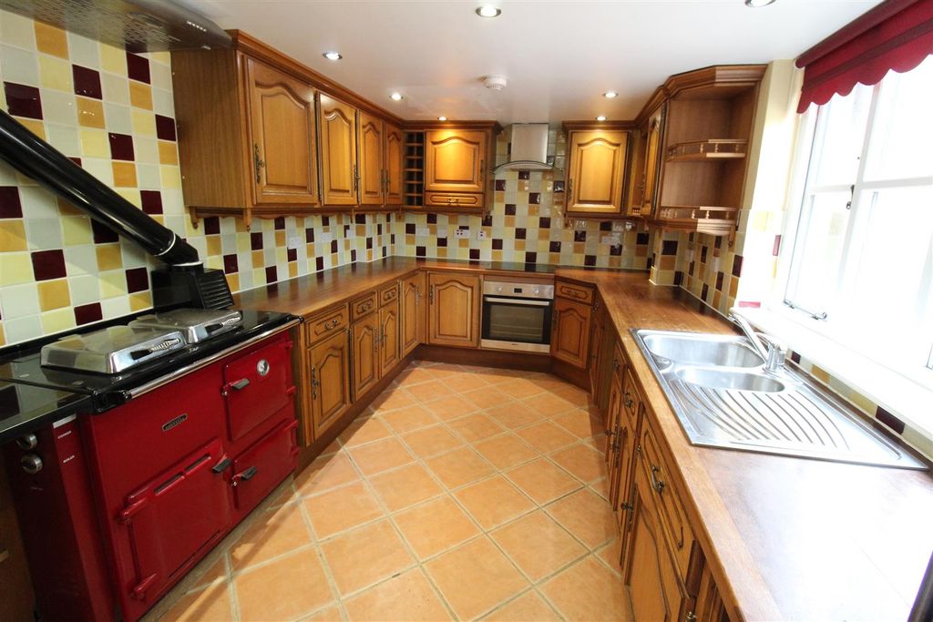 Property photo 3 of 10 Kitchen