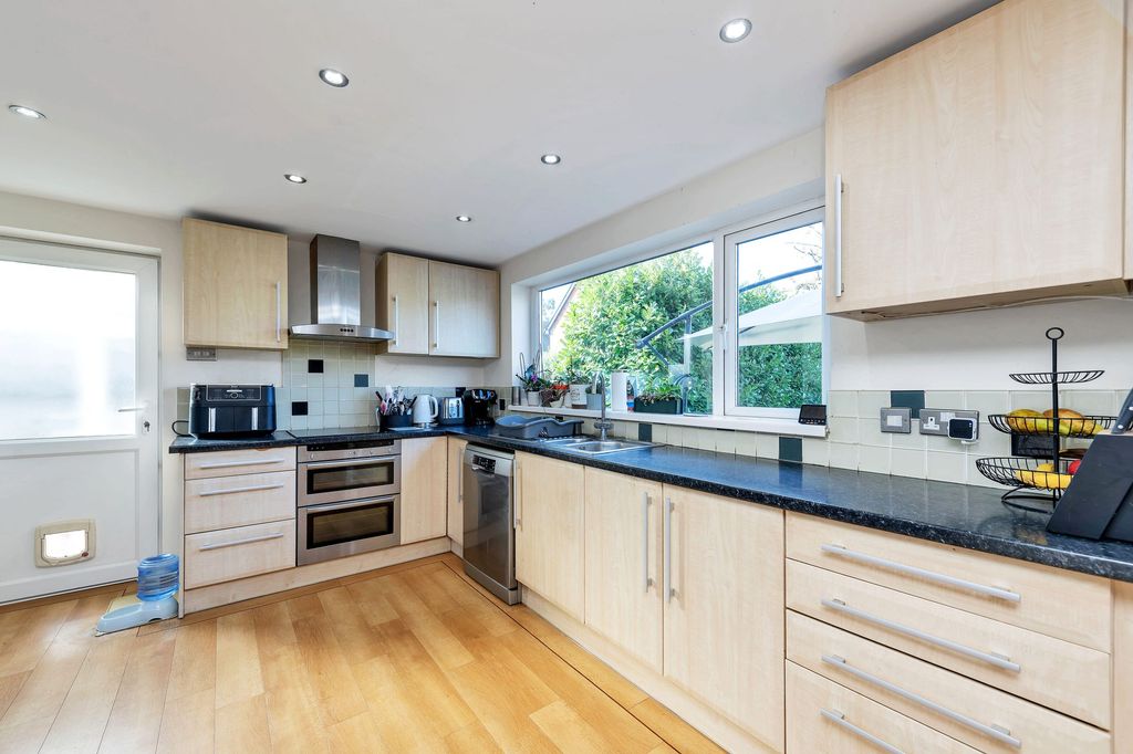 Property photo 2 of 27